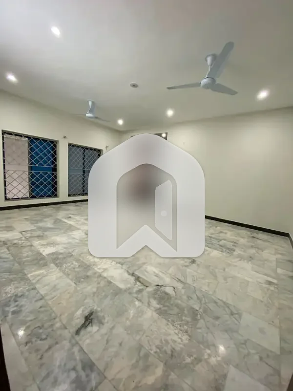 E-11/2 1Kanal Brand New Condition Ground Portion For Rent 3bed With Washroom Drawing Dining Tvl Kichen Servant Room Parking No Gas Electric Metr Sept, photo 6