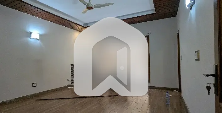 Lower Portion Of 20 Marla Is Available For rent In E-11, photo 3