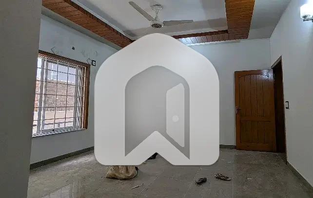 Lower Portion Of 20 Marla Is Available For rent In E-11, photo 2