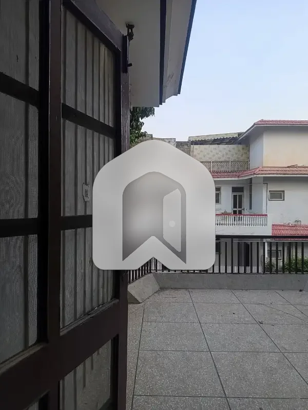 6 MARLA FULL HOUSE FOR RENT IN G-10/1, ISLAMABAD   Property Details:  - Location: G-10/1, Islamabad - Size: 6 Marla - 5 Bedrooms - 4 Bathrooms - Kitchen   Demand: Rs. 180,000/- Per Month   Contact now for more details and a visit!, photo 8