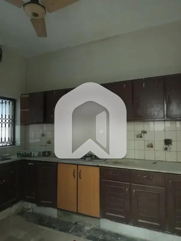 6 MARLA FULL HOUSE FOR RENT IN G-10/1, ISLAMABAD   Property Details:  - Location: G-10/1, Islamabad - Size: 6 Marla - 5 Bedrooms - 4 Bathrooms - Kitchen   Demand: Rs. 180,000/- Per Month   Contact now for more details and a visit!, photo 12