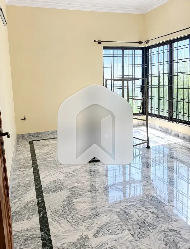 Upper Portion For Rent In G-10/2 Three Bedrooms with attach Baths Drawing Dining Tv Lounge Kitchen Car Parking Seprete meters Rent Demand 165k Booring Installed, photo 6