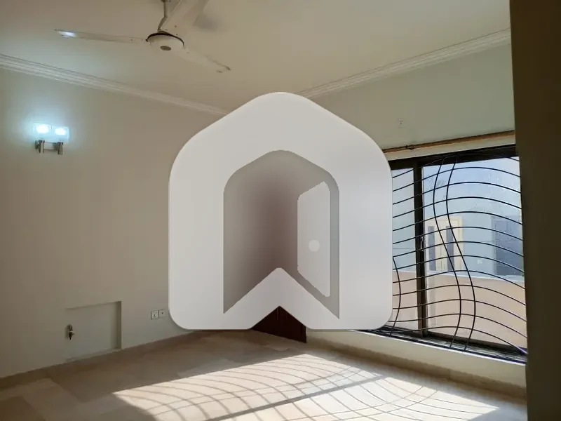 E-11 2 Triple Storey House For Rent, photo 19