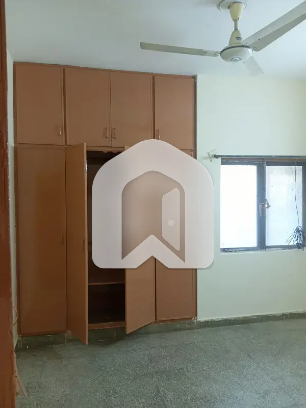 G11PHA FLAT FOR RENT 1ST FLOOR PRIME LOCTION .