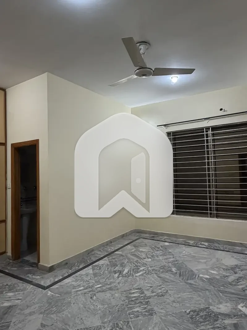 Key Features & Layout: Bedrooms & Baths: 3 generously sized bedrooms featuring good ventilation, built-in wardrobes, and attached modern bathrooms with quality fittings. Drawing & Dining: Separate, elegant drawing and dining area ideal for hosting guest