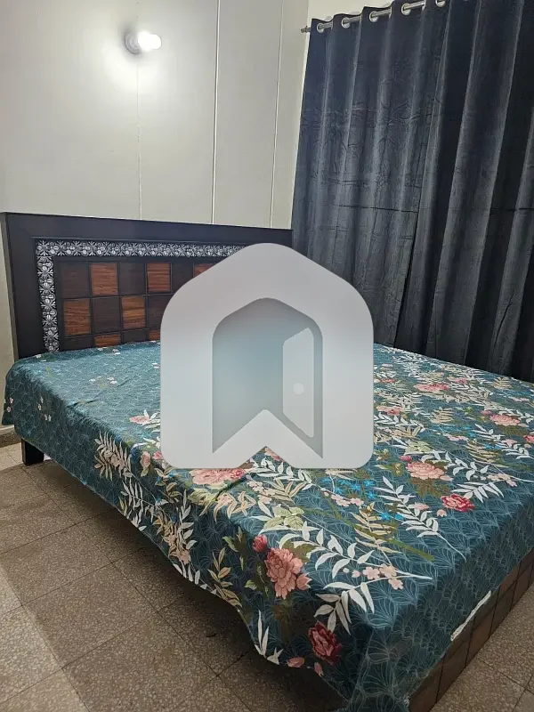 Room For Girl Avalible In G11