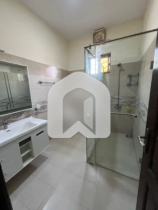 Title: 1 Kanal Ground Floor Portion for Rent 3 Master Bedrooms, Parking & All Facilities, photo 7