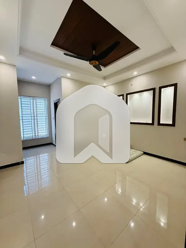 E-11 ISLAMABAD 1kanal Ground Portion For Rent 3bed With Washroom Drawing Dining Tvl Kichen Parking Gas Electric, photo 7