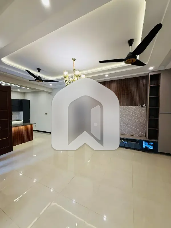 E-11 ISLAMABAD 1kanal Ground Portion For Rent 3bed With Washroom Drawing Dining Tvl Kichen Parking Gas Electric, photo 10