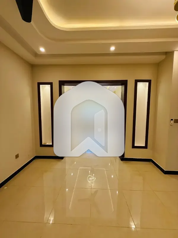 E-11 ISLAMABAD 1kanal Ground Portion For Rent 3bed With Washroom Drawing Dining Tvl Kichen Parking Gas Electric, photo 2