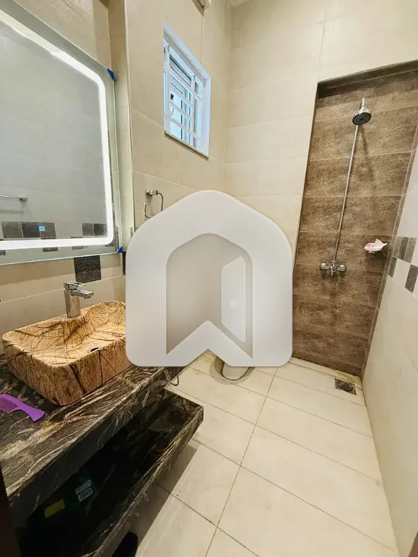 E-11 ISLAMABAD 1kanal Ground Portion For Rent 3bed With Washroom Drawing Dining Tvl Kichen Parking Gas Electric, photo 8