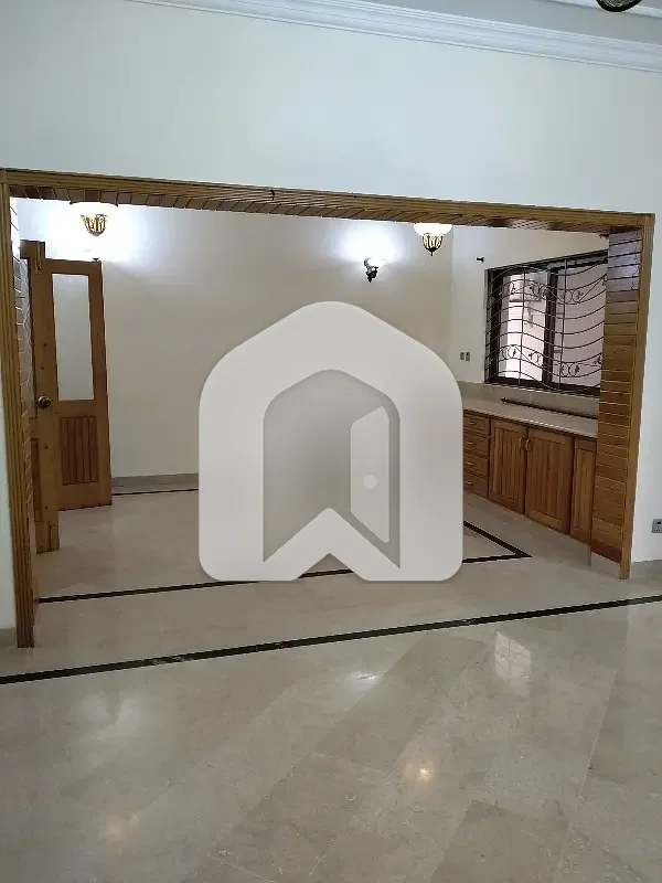 Beautiful Ground Portion With Separate Gas Electric Meters And Parking, photo 4