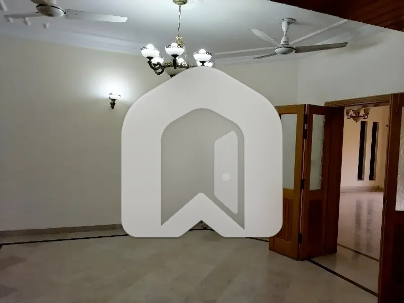 Beautiful Ground Portion With Separate Gas Electric Meters And Parking, photo 5