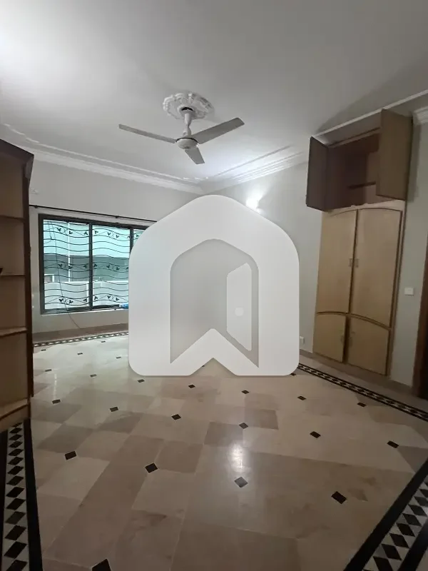 E11/3 Multi Ground Portion for Rent  20 Marla  3 Bedrooms  Drawing Room  Dining Room  Servant Room  Sparit Gate  Electricity Available  Internet   Gas Available  Demand: Rs. 220,000/-, photo 8