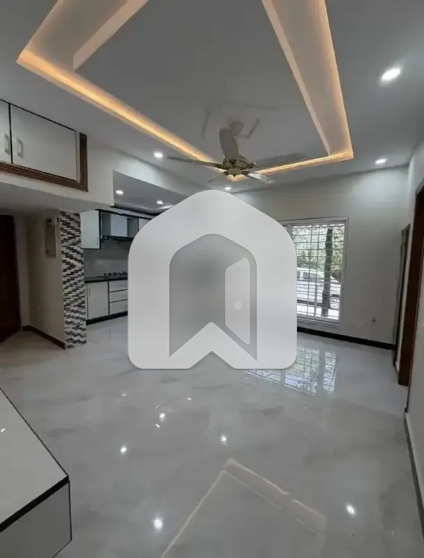 10 Marla Premium Corner Open Basement With Separate Gate & Garage, photo 2