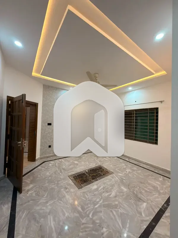 E-11/3 Multi 1kanal Ground Portion 3beds DD Tv Lounge Servant Quarter Separate Gate For Rent