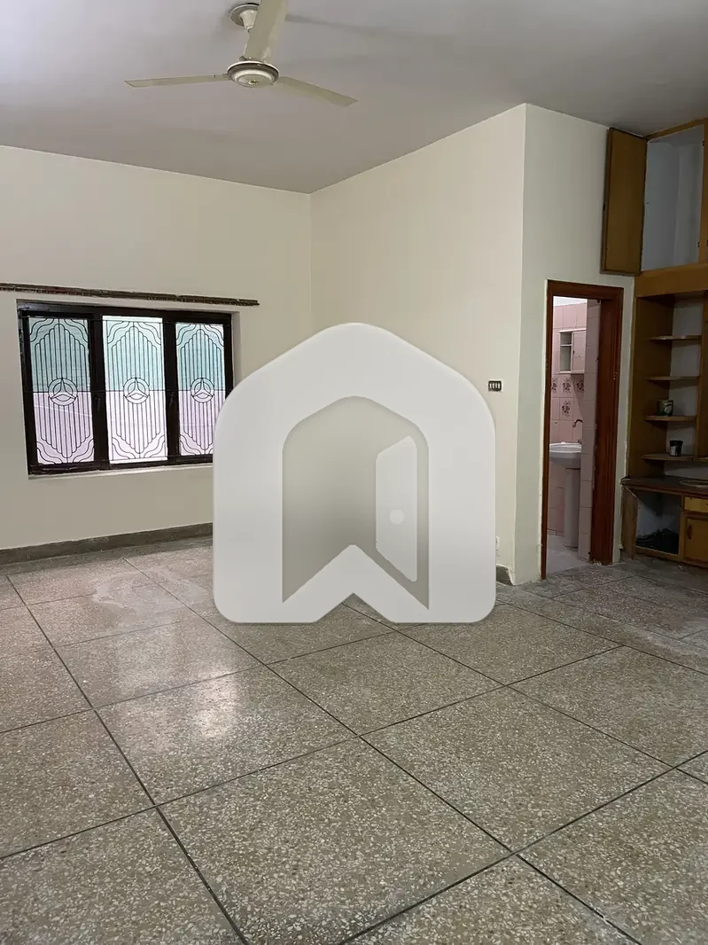 F-11 Ground Portion 3 Bedroom Nice Location Available For Rent, photo 2