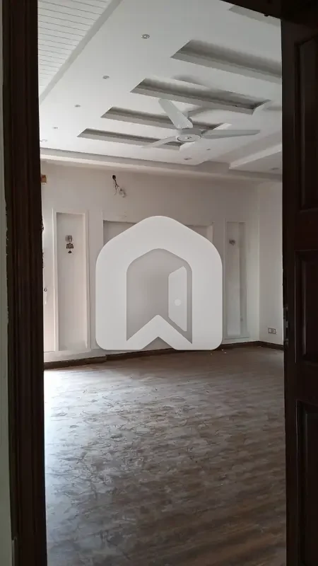 Beautiful Upper Portion E11 Renovated, photo 2