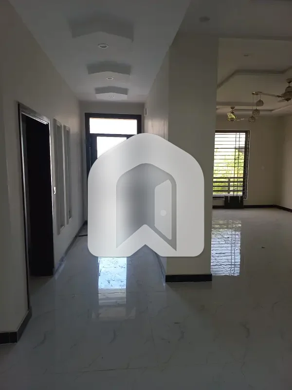 10 Marla Newly Constructed Upper portion available for rent, photo 8