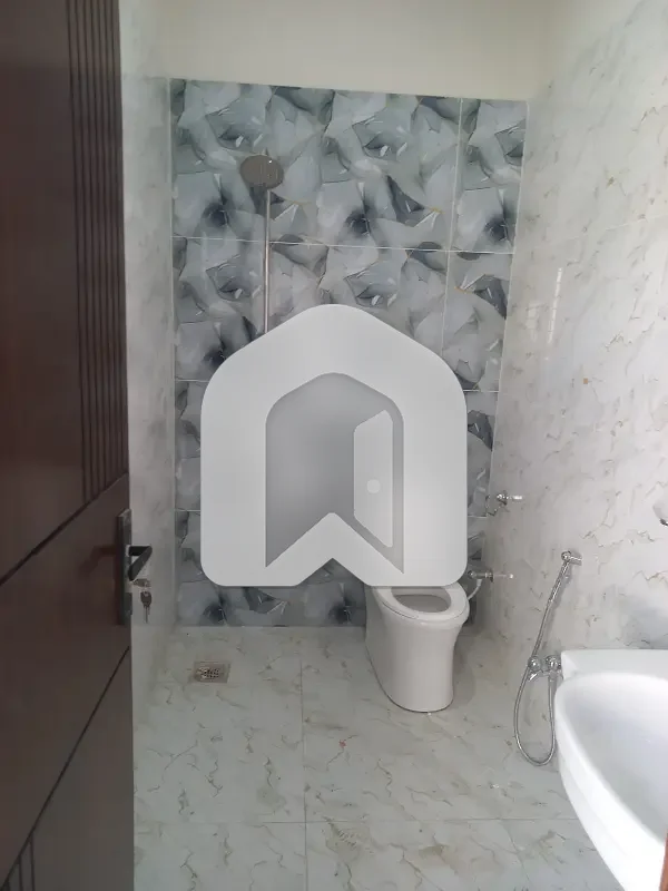 10 Marla Newly Constructed Upper portion available for rent, photo 7