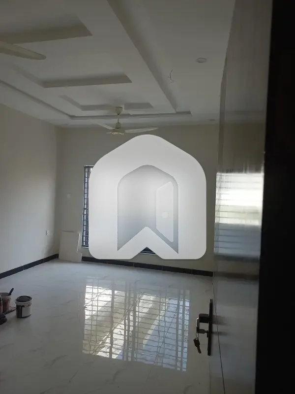 10 Marla Newly Constructed Upper portion available for rent, photo 4