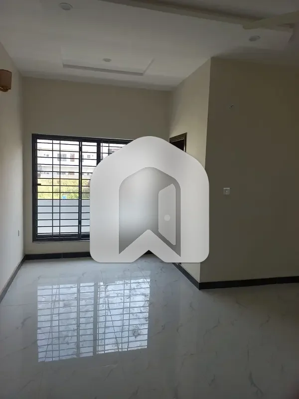 10 Marla Newly Constructed Upper portion available for rent, photo 6
