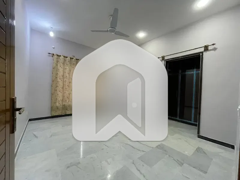 10 Marla Upper Portion For Rent 3 Bed With Washroom Drawing Dining Tvl Kichen No Servant Room Parking Gas Electric, photo 6