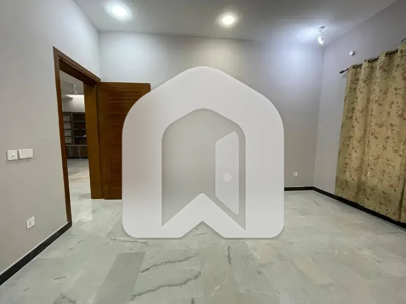 10 Marla Upper Portion For Rent 3 Bed With Washroom Drawing Dining Tvl Kichen No Servant Room Parking Gas Electric, photo 3