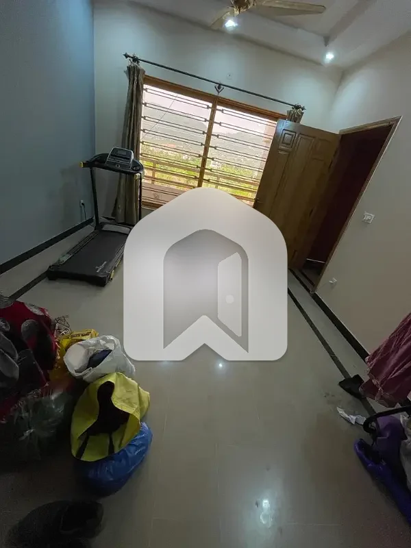 E-11 ISLAMABAD 10 Marla Upper Portion For Rent 3bed With Washroom Drawing Dining Tvl Kichen Servant Room Parking Gas Electric, photo 8