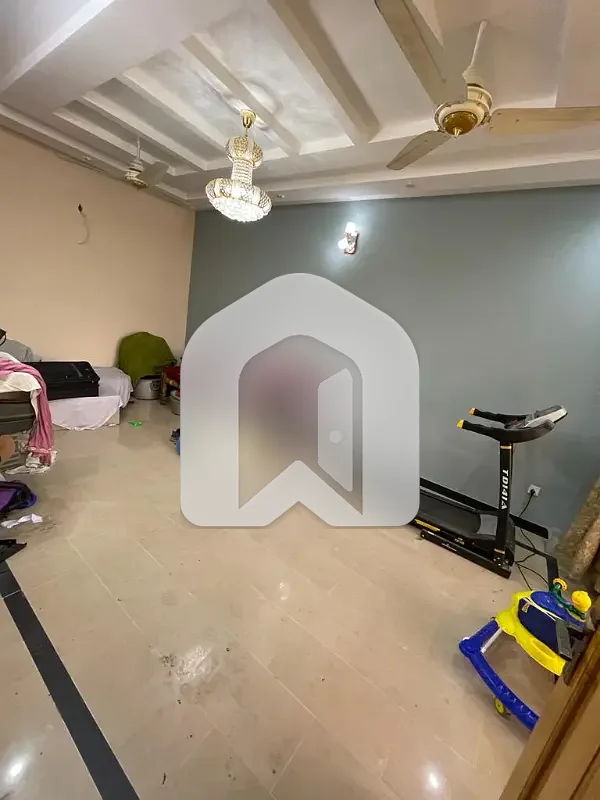 E-11 ISLAMABAD 10 Marla Upper Portion For Rent 3bed With Washroom Drawing Dining Tvl Kichen Servant Room Parking Gas Electric, photo 11