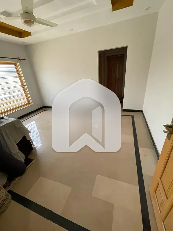 E-11 ISLAMABAD 10 Marla Upper Portion For Rent 3bed With Washroom Drawing Dining Tvl Kichen Servant Room Parking Gas Electric, photo 9