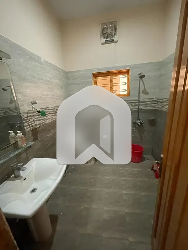 E-11 ISLAMABAD 10 Marla Upper Portion For Rent 3bed With Washroom Drawing Dining Tvl Kichen Servant Room Parking Gas Electric, photo 5