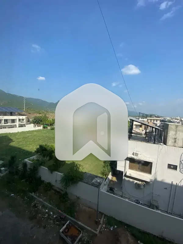 E-11 ISLAMABAD 10 Marla Upper Portion For Rent 3bed With Washroom Drawing Dining Tvl Kichen Servant Room Parking Gas Electric, photo 2