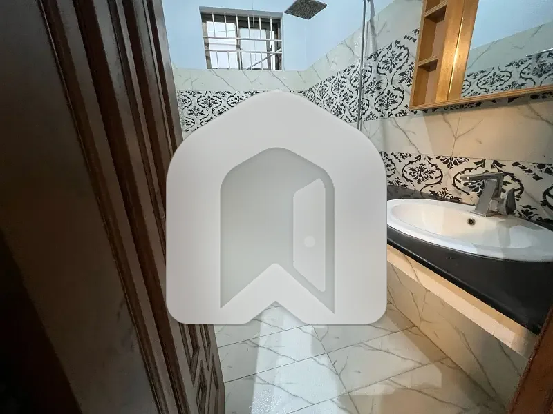 E-11 ISLAMABAD 10 Marla Upper Portion For Rent 3bed With Washroom Drawing Dining Tvl Kichen Servant Room Parking Gas Electric, photo 3