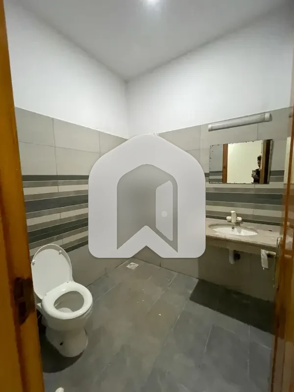 E-11 ISLAMABAD 10 Marla Upper Portion For Rent 3bed With Washroom Drawing Dining Tvl Kichen Servant Room Parking Gas Electric, photo 12