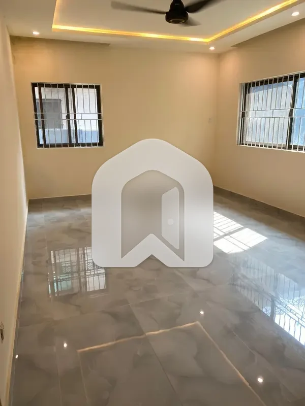 F-11/1: 666 Yards Upper Portion, 3 Bedrooms, Separate Gate, Prime Location, Rent: Rs. 300,000/-, Per Month, photo 3
