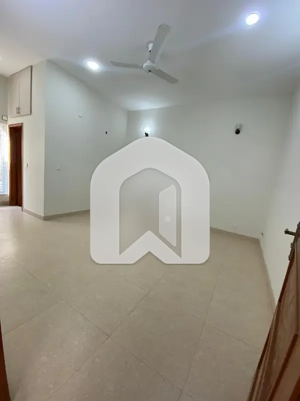 D-12 Islamabad 14Marla Upper Portion For Rent 3bed with washroom Drawing Dining Tvl Kichen Servant Room with washroom tearus Parking Gas Electric Metr Sept, photo 5