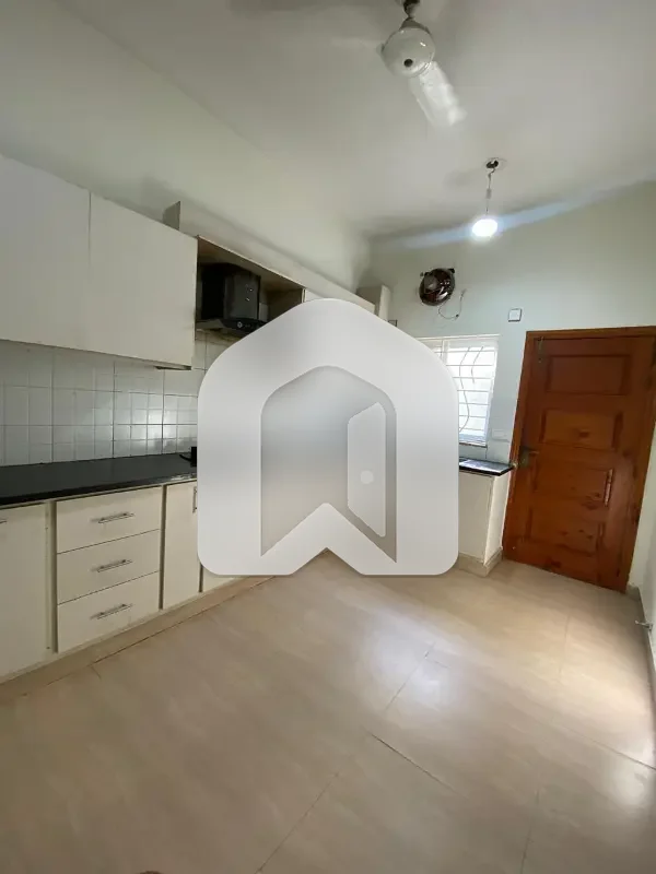 D-12 Islamabad 14Marla Upper Portion For Rent 3bed with washroom Drawing Dining Tvl Kichen Servant Room with washroom tearus Parking Gas Electric Metr Sept, photo 3