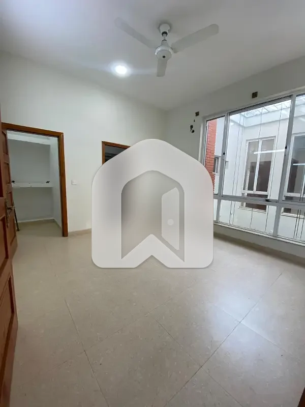 D-12 Islamabad 14Marla Upper Portion For Rent 3bed with washroom Drawing Dining Tvl Kichen Servant Room with washroom tearus Parking Gas Electric Metr Sept, photo 8