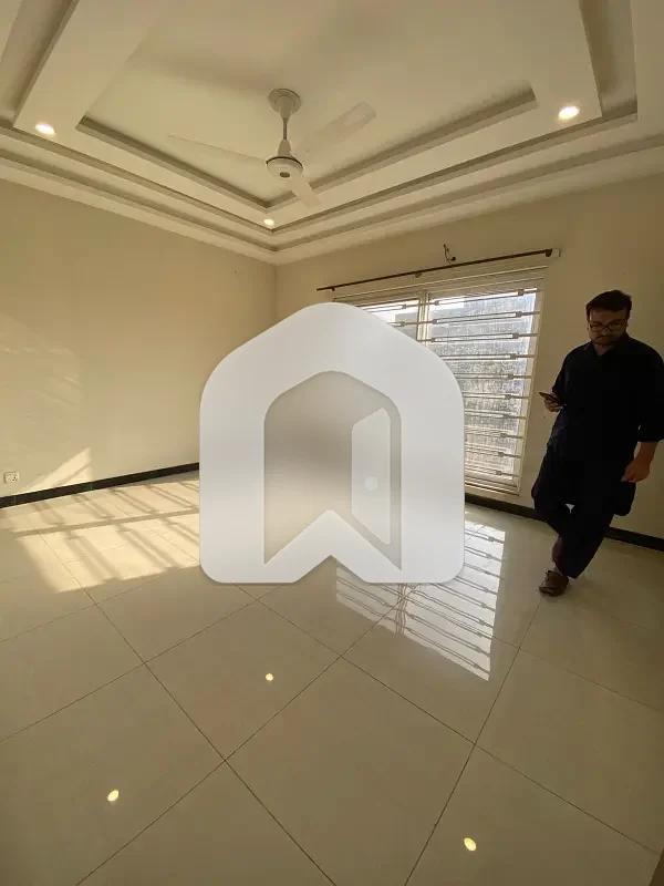 D-12 Islamabad 4080 Upper Portion For Rent 3bed With Washroom Drawing Dining Tvl Kichen No Mumty Parking Gas Electric Metr Sept, photo 9