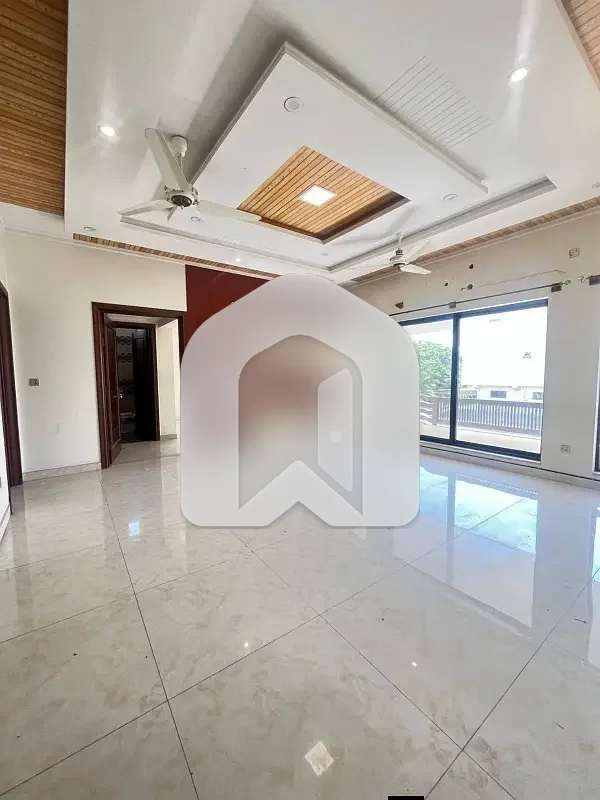 Beautiful 1 Kanal Upper Renovated Portion Available For Rent, photo 2