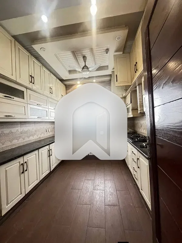 Beautiful 1 Kanal Upper Renovated Portion Available For Rent, photo 6