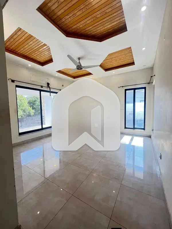 Beautiful 1 Kanal Upper Renovated Portion Available For Rent, photo 4