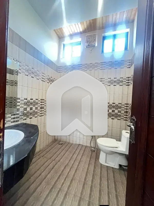 Beautiful 1 Kanal Upper Renovated Portion Available For Rent, photo 5