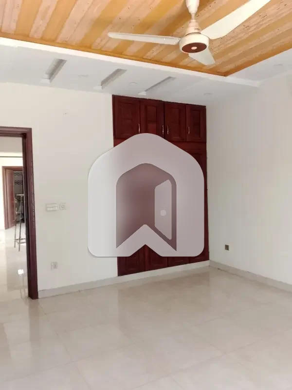 Beautiful 1 Kanal Upper Renovated Portion Available For Rent, photo 3
