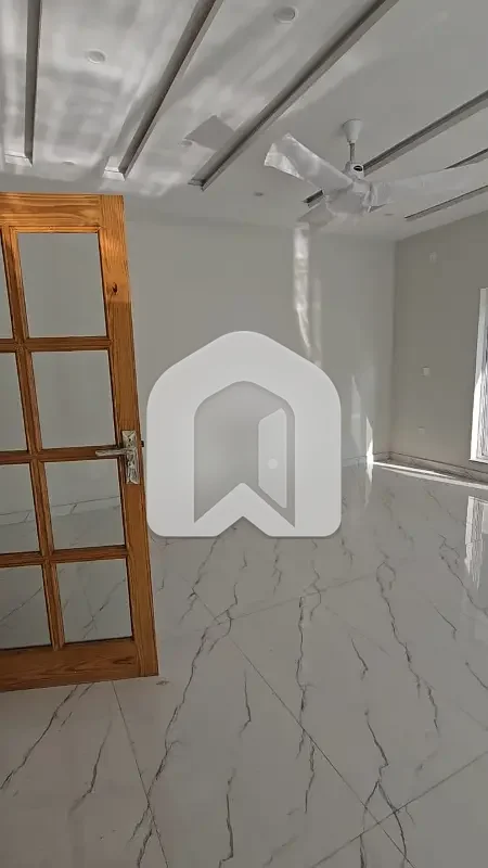 Brand New 1 Kanal Upper Portion For Rent Near Main Jinnah Blvd 3 Bed &Amp; Servant Qtr, photo 3
