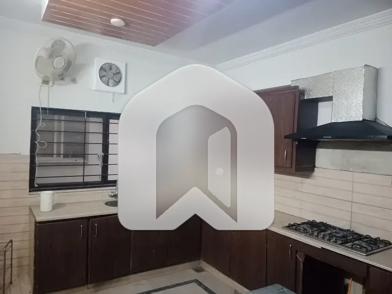 10 Marla Upper Portion Available For Rent, photo 2