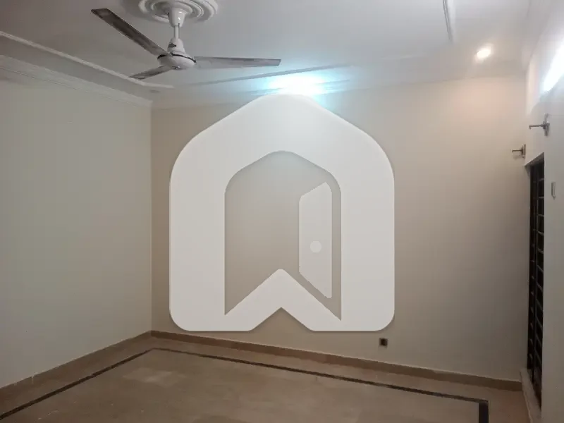 10 Marla Upper Portion Available For Rent, photo 3