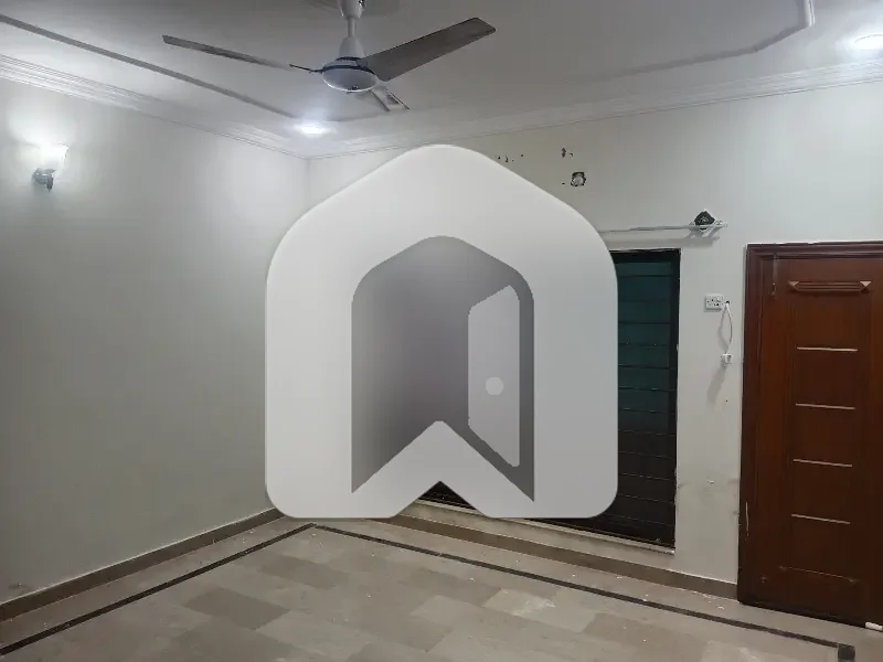 10 Marla Upper Portion Available For Rent, photo 4