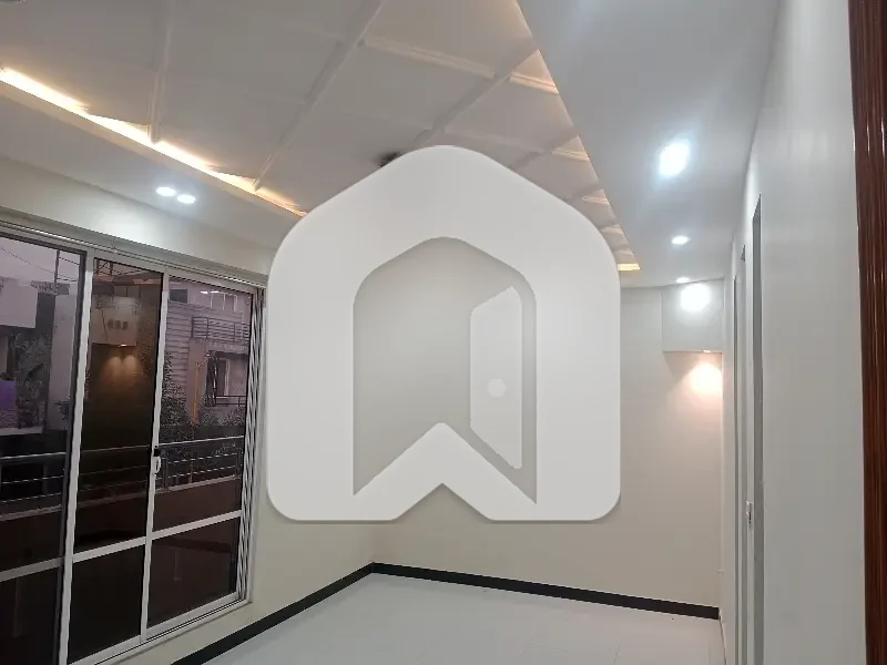 10 Marla Upper Portion Available For Rent, photo 12